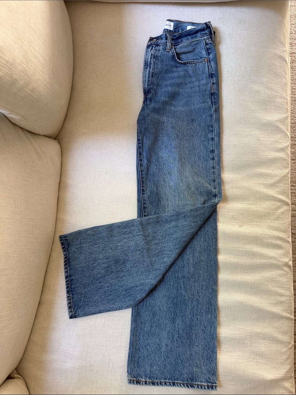 Viral Farrah Hi-Rise Aritzia Straight Leg Jeans in Medium Blue